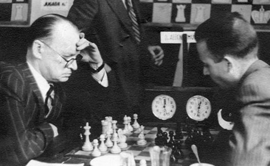 Alekhine considers a board with Indajesa pieces, opposite his opponent Muñoz.